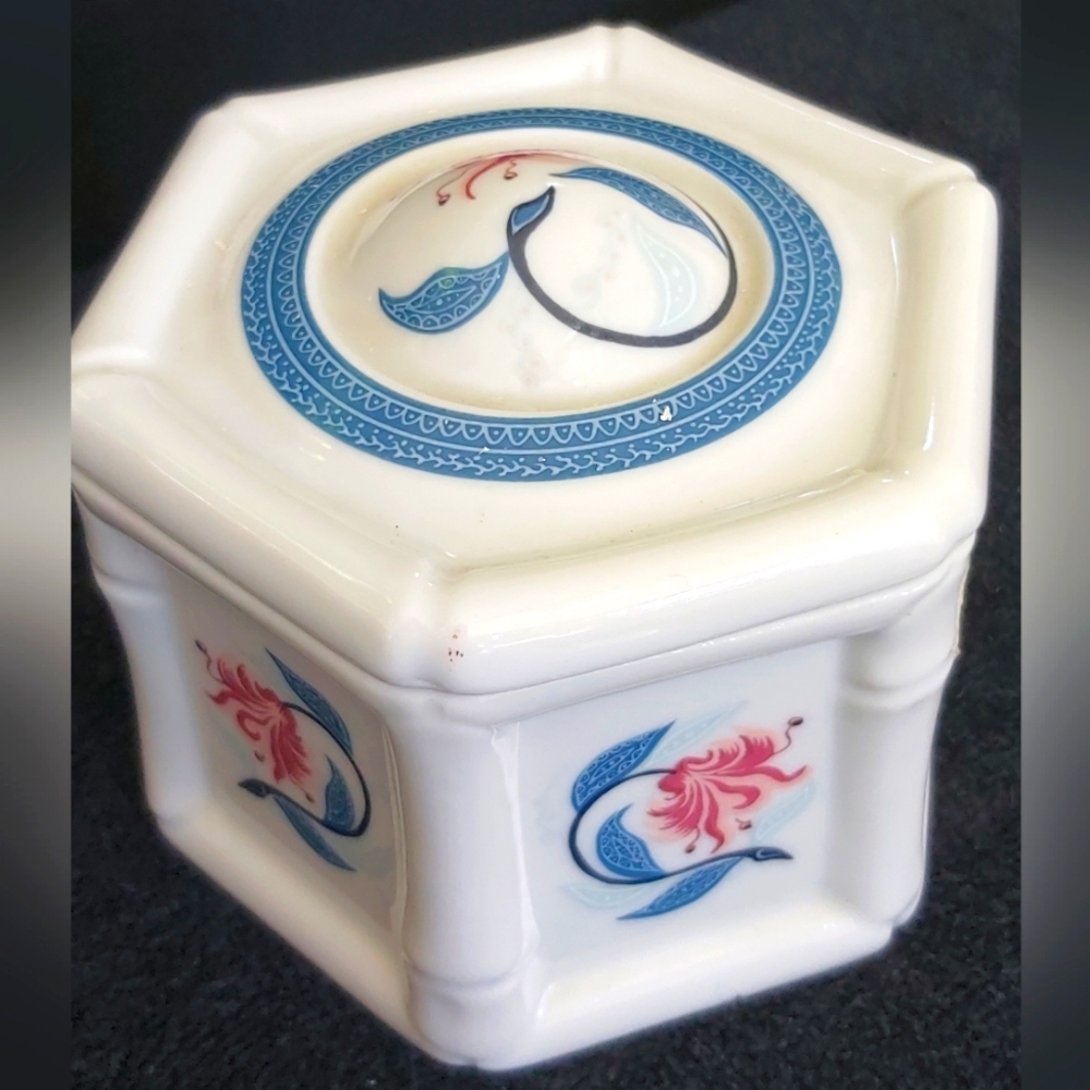 Vtg Elizabeth Arden Powder Trinket Box Royal Pavilion at Brighton Porcelain 1970